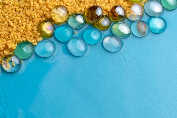 Грубий Пісок Прозорими Каменями Тлі Блакитної Прозорої Води Літня Концепція Стокове Фото