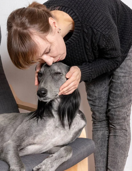 Mladý Bude Mít Doma Psa Volném Čase Koncepce Stay Home Stock Snímky