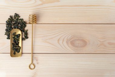 Metal bal kaşığı ve yeşil çay sütlü kaşık. tahta arkaplan.