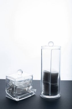 Pamuk tomarı, pamuk çubuk, cam kaplı pamuk, makyaj malzemesi çıkarmak için plastik şişe. beyaz arkaplan.
