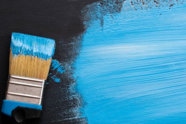 Mavi renkte boya fırçası. Yakın plan. Mavi arka plan. kopyalama alanı. düz yat