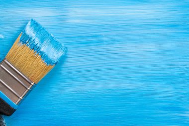 Mavi renkte boya fırçası. Yakın plan. Mavi arka plan. kopyalama alanı. düz yat.