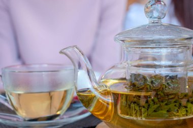 Çaydanlıkta yeşil çay ve kupa..