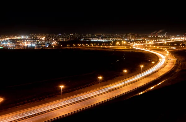 Gece yolundaki ışık yolları.