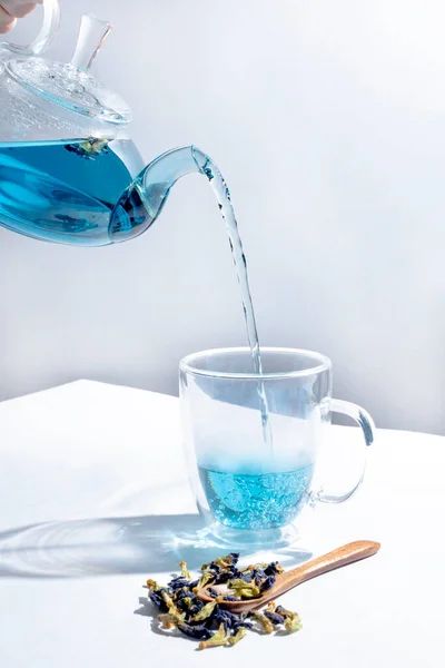 Μπλε Τσάι Βοτάνων Μια Γυάλινη Τσαγιέρα Λευκό Φόντο Πεταλούδα Τσάι — Φωτογραφία Αρχείου