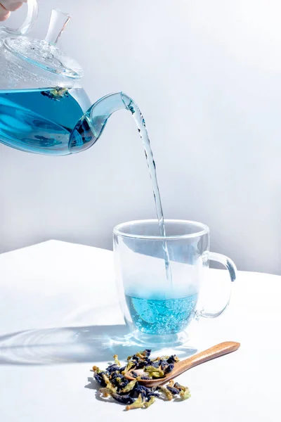 Hierbas Azul Una Tetera Vidrio Sobre Fondo Blanco Flor Guisante — Foto de Stock