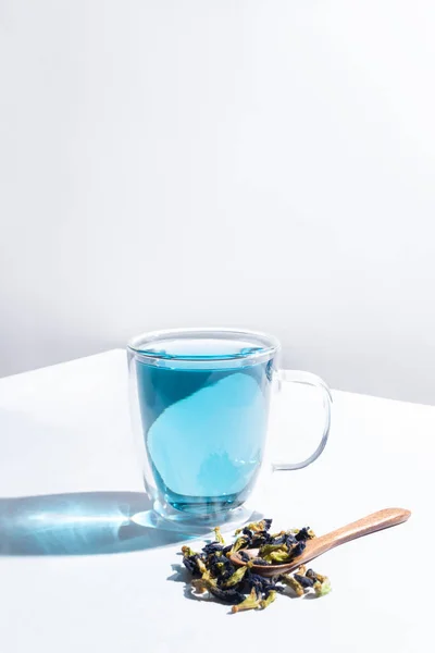 Flor Guisante Mariposa Azul Una Taza Vidrio Sobre Fondo Blanco — Foto de Stock