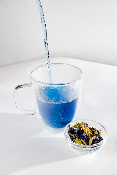 Πεταλούδα Τσάι Μπιζέλι Παρασκευάζεται Σερβίρεται Ένα Διαφανές Κύπελλο Δίπλα Στο — Φωτογραφία Αρχείου