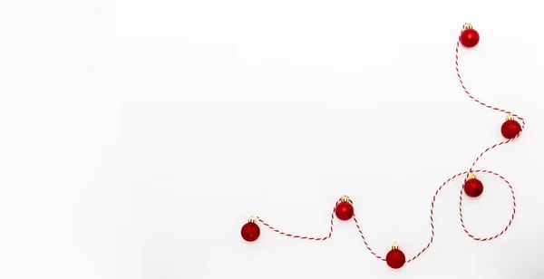 Plat Lag Met Rode Ballen Kerstmis Rood Wit Touw Een — Stockfoto