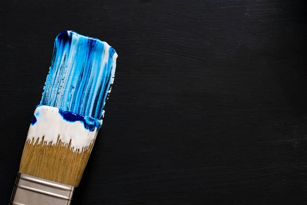 Penseel Schilderen Met Blauwe Kleur Close Donkere Achtergrond Kopieerruimte — Stockfoto
