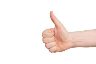 Onaylayıcı bir jestle erkek eli - baş parmak yukarı, beyaz bir arka plan üzerinde. yatay görünüm.