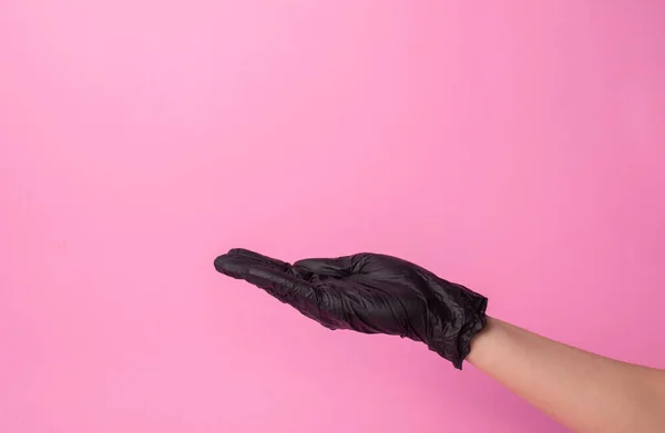 Hand Hand Schwarzen Handschuhen Von Arzt Oder Friseur Auf Rosa — Stockfoto