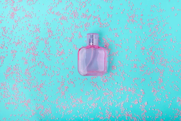 Frasco Vidro Transparente Rosa Perfume Cosmético Fundo Azul Brilhante Pequenos — Fotografia de Stock