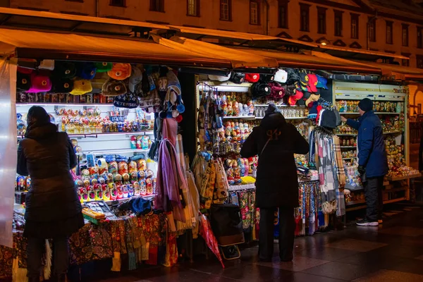 Rusya, St. Petersburg, 29 Eylül 2019. St. Petersburg sokaklarında akşamları küçük hediyelik eşya dükkanları. Kapanmaya hazırlanılıyor