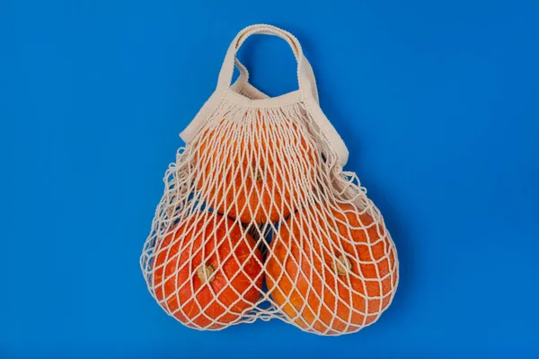 Τρεις Πορτοκαλί Κολοκύθες Μια Επαναχρησιμοποιήσιμη Τσάντα Κορδόνια Ένα Φωτεινό Μπλε — Φωτογραφία Αρχείου