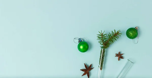 Noel kompozisyonu test tüpleri, şenlikli toplar, tarçın ve nane arkaplanda fotokopi alanı olan yıldız anason. Üst manzara, düz yatış. Tıbbi Yeni Yıl konsepti