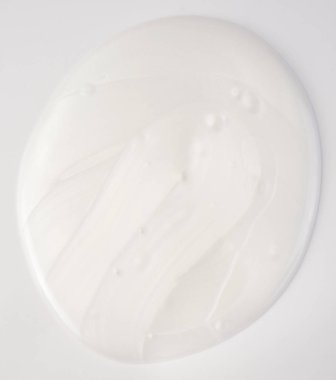 Beyaz arka plan üzerinde izole beyaz krema