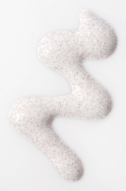 Beyaz arka plan üzerinde izole beyaz krema