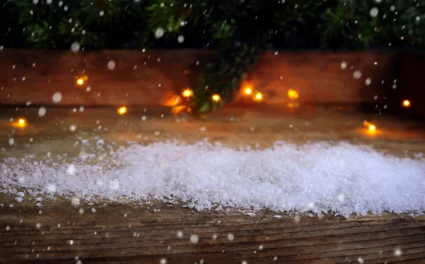 Weihnachten Hintergrund Schnee Lichter Tannenzweige Auf Holz Mit Schneeflocken — Stockfoto