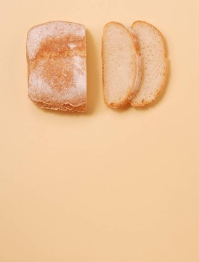 Beyaz ekmek ve sarı zemin üzerine ekmek dilimleri