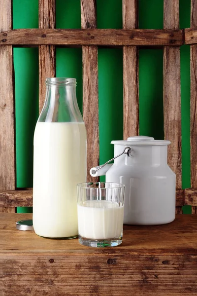 Молочная Бутылка Стакан Молоком Молоком Кувшин Деревянный Забор — стоковое фото