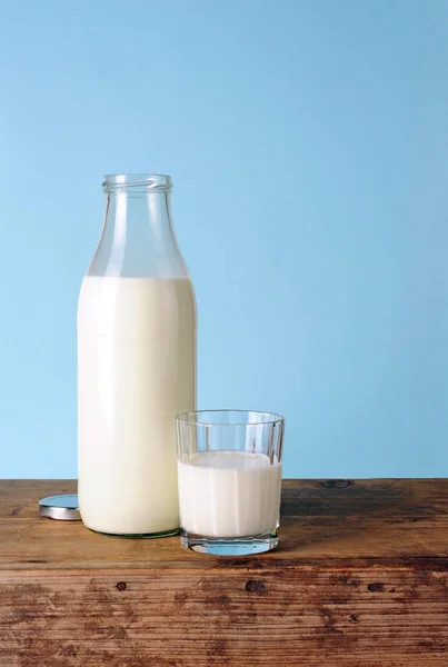 Молочная Бутылка Стакан Свежим Молоком Синий Фон — стоковое фото