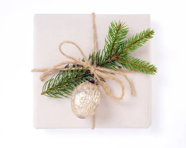 Cadeau Noël Avec Vieilles Décorations Noël Isolées Sur Blanc — Photo