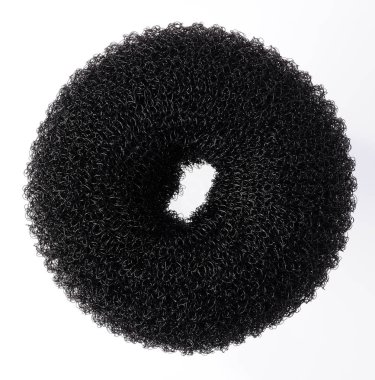 Beyaz arka plan üzerinde izole siyah uzun saçları topuz çörek