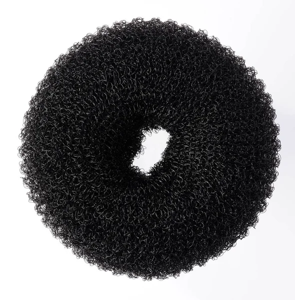 白い背景に分離した黒い長い髪お団子ドーナツ — ストック写真