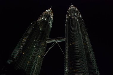 Düşük açılı gece görünümü Klcc İkiz Kuleler karanlık gökyüzü arka plan