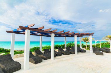 Santa Maria Adası, Golden Tulip Hotel, Küba, 15 Nisan 2018, Golden Tulip hotel havuz alanı plaj ve sakin turkuaz okyanus arka plan üzerinde güzel, inanılmaz, muhteşem davetkar görünümü