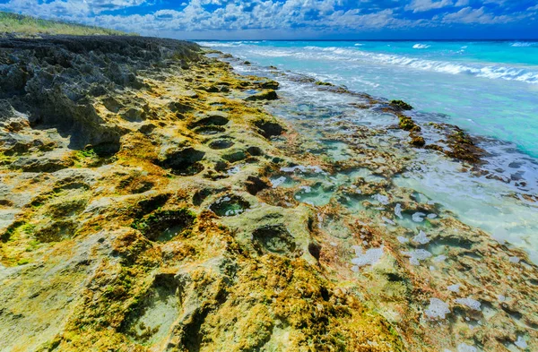 Geweldig Prachtig Uitzicht Verschillende Natuurlandschap Met Vulkanische Steenvorming Tropisch Strand — Stockfoto