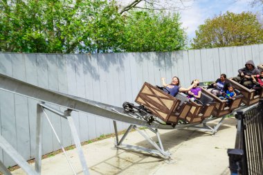 Toronto, Merkezi Adası, Kanada, 20 Mayıs 2018, mutlu çocuklar, çocuk ve yetişkin bir maden arabaları güneşli güzel güzel günde parkta sürme tarafından onların boş vaktinizi büyük şaşırtıcı davetkar görünümü
