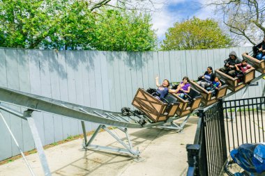 Toronto, Merkezi Adası, Kanada, 20 Mayıs 2018, mutlu çocuklar, çocuk ve yetişkin bir maden arabaları güneşli güzel güzel günde parkta sürme tarafından onların boş vaktinizi büyük şaşırtıcı davetkar görünümü