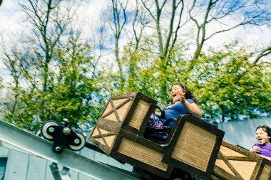 Toronto, Merkezi Adası, Kanada, 20 Mayıs 2018, mutlu çocuklar, boş zamanlarını bir maden arabaları güneşli güzel güzel günde parkta sürme tarafından zevk çocuk büyük şaşırtıcı davetkar görünümü