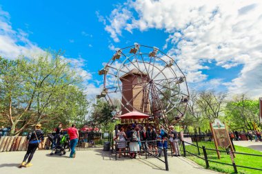 Toronto, Merkezi Adası, Kanada, 20 Mayıs 2018, mutlu çocuklar, çocuklar ve yetişkinler tarafından bir yel değirmeni üzerinde sürme onların boş zaman zaman zevk büyük şaşırtıcı davetkar görünümü binmek güneşli güzel güzel günde parkta