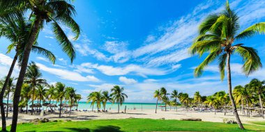 Varadero, Küba, Paradisus Varadero resort, Eylül, büyüleyici, 2, 2018, güzel, güzel güneşli bir plaj ve insanlarla arka planda rahatlatıcı sakin okyanus muhteşem açık görünüm