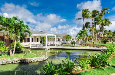 Varadero, Küba, Paradisus resort, Eylül 2, 2018, güzel doğal manzaralı resort gerekçesiyle ve restoran binalarda, tropikal bahçe güneşli güzel gün, mavi su ile çevrili şaşırtıcı 
