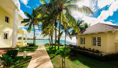 Varadero, Küba, Paradisus resort, Eylül 2, 2018, güzel doğal manzaralı resort gerekçesiyle ve binalarda, muhteşem sahil ve sakin ihale okyanus giden geçit tropikal bahçe şaşırtıcı