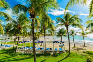 Varadero, Küba, Paradisus Varadero resort, Eylül 2, 2018, büyüleyici, güzel bir plaj ve rahatlatıcı ve arka planda güneşli büyük günde yüzme insanlarla sakin okyanus muhteşem görünümü
