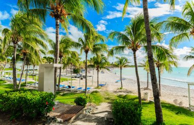 Varadero, Küba, Paradisus varadero resort, Eylül 2, 2018, Varadero, Küba, güzel, güzel davetkar görünümünden Küba Varadero plajda, sakin turkuaz ihale Okyanusu, tropikal bahçe insanlar rahatlatıcı, arka planda Yüzme