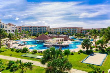 Varadero, Küba, Iberostar Laguna Azul resort, Eylül 5, 2018, yüzme havuzları rahatlatıcı ve arka plan onların tatil zamanlarında güneşli zevk insanlarla resort arazisinin güzel manzara şaşırtıcı