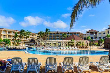 Varadero, Küba, Iberostar Laguna Azul resort, Eylül 5, 2018, yüzme havuzları rahatlatıcı ve arka plan onların tatil zamanlarında güneşli zevk insanlarla resort arazisinin güzel manzara şaşırtıcı