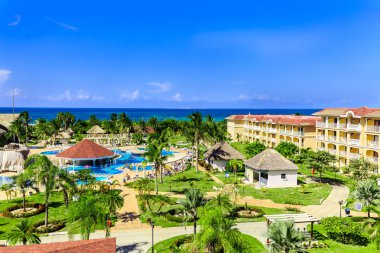 Varadero, Küba, Iberostar Laguna Azul resort, Eylül 5, 2018, yüzme havuzları rahatlatıcı ve arka plan onların tatil zamanlarında güneşli zevk insanlarla resort arazisinin güzel manzara şaşırtıcı