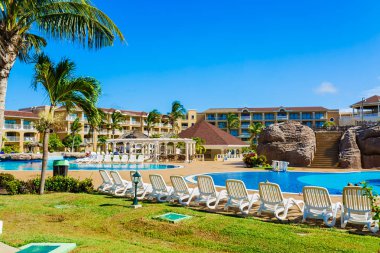Varadero, Küba, Iberostar Laguna Azul resort, Eylül 5, 2018, yüzme havuzları rahatlatıcı ve arka plan onların tatil zamanlarında güneşli zevk insanlarla resort arazisinin güzel manzara şaşırtıcı