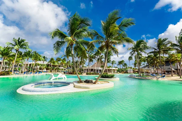 バラデロ キューバ パラディサス バラデロのリゾート 2018 美しい熱帯のヤシの庭で青緑色の静かな水のプールで 青い空を背景に豪華な眺めを驚くほど晴れた天気の良い日 — ストック写真