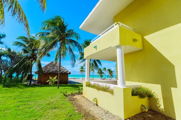 バラデロ キューバ パラディサス Varadero ビーチ 2018 年に驚くべき偉大な明るい黄色の日当たりの良い夏の豪華で 素敵な日にビルが立ってるビーチと静かなターコイズ ブルーの海の近くのビューのフラグメント — ストック写真