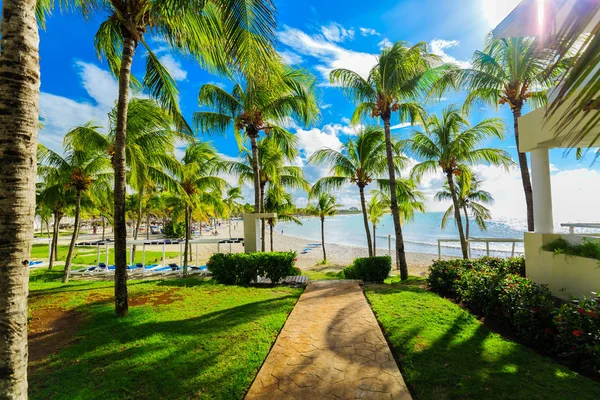 バラデロ キューバ パラディサス バラデロ リゾート 2018 年に水泳 バック グラウンドでリラックスできる人と静かな居心地の良い海とビーチにつながる建物から偉大な美しい通路 — ストック写真