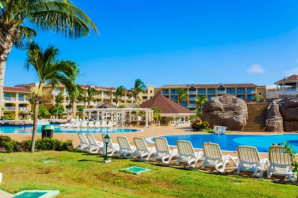 Varadero, Küba, Iberostar Laguna Azul resort, Eylül 5, 2018, yüzme havuzları rahatlatıcı ve arka plan onların tatil zamanlarında güneşli zevk insanlarla resort arazisinin güzel manzara şaşırtıcı