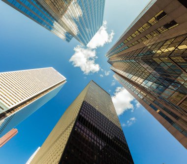 Toronto, Ontario, Kanada, 24 Temmuz 2019, modern güzel mimari muhteşem gökdelenler, yüksek binalar, iş merkezleri, Toronto 'daki bankalar mavi gökyüzü arka planında